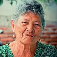 Retrato de Marta González compartiendo su experiencia personal sobre el cuidado de las articulaciones y el bienestar diario en Perú.