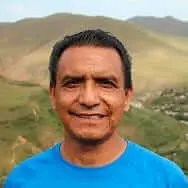 Retrato de César Delgado compartiendo su testimonio sobre el apoyo al bienestar físico y la movilidad en Perú.